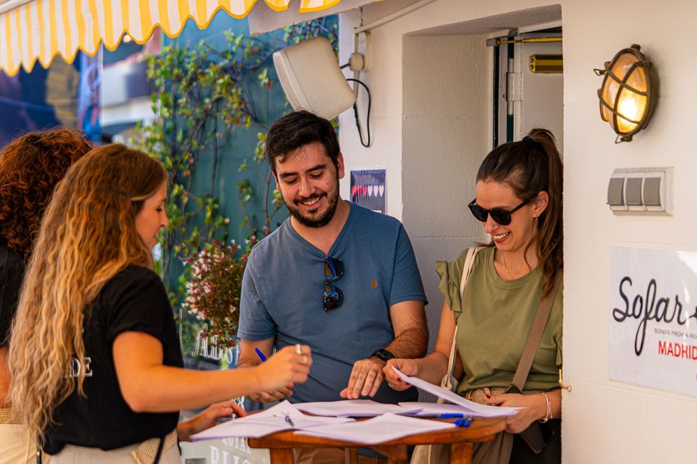 Personas registrándose en un evento